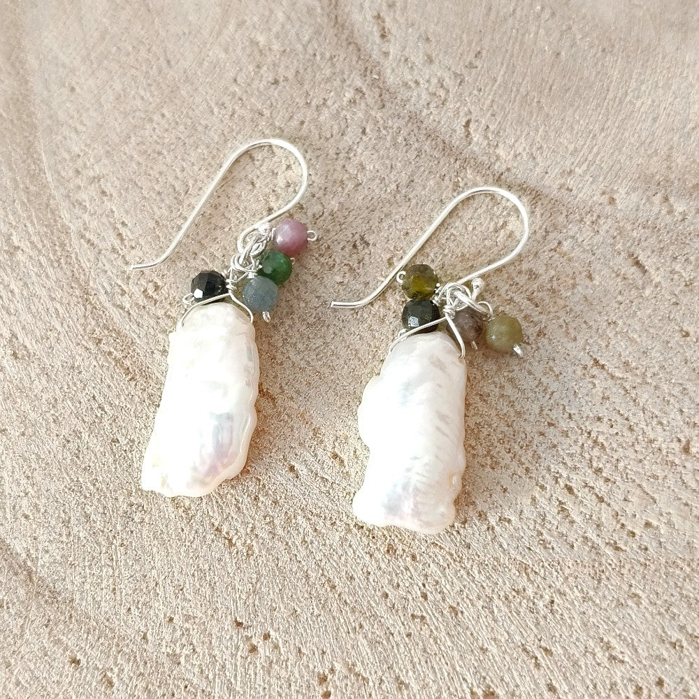 Handgemaakte toermelijn oorbellen met parel van sterling zilver