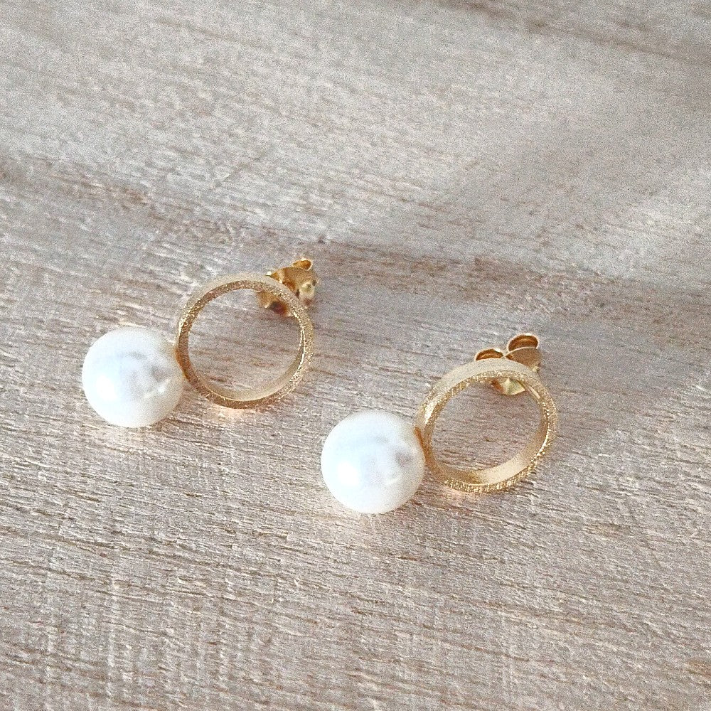 verguld met parel oorbel