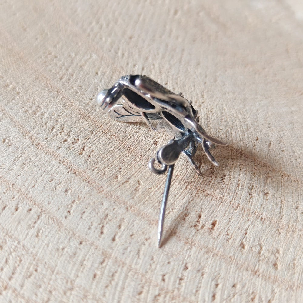 zilveren bij broche